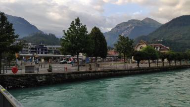 090 Interlaken West állomása az Aare hídjáról