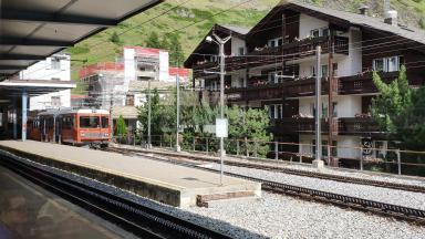 098 A Gornergratbahn pályaudvara Zermattban